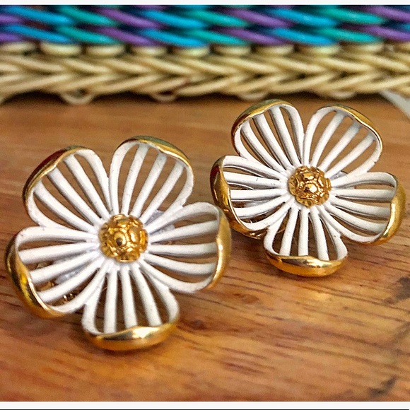 Jewelry - Vintage Daisy Clip On Earrings